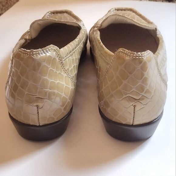 SAS Womens 7.5 M Tripad Loafers Beige Croc Slip On Flats with Comfort Foot Bed - Picture 4 of 8